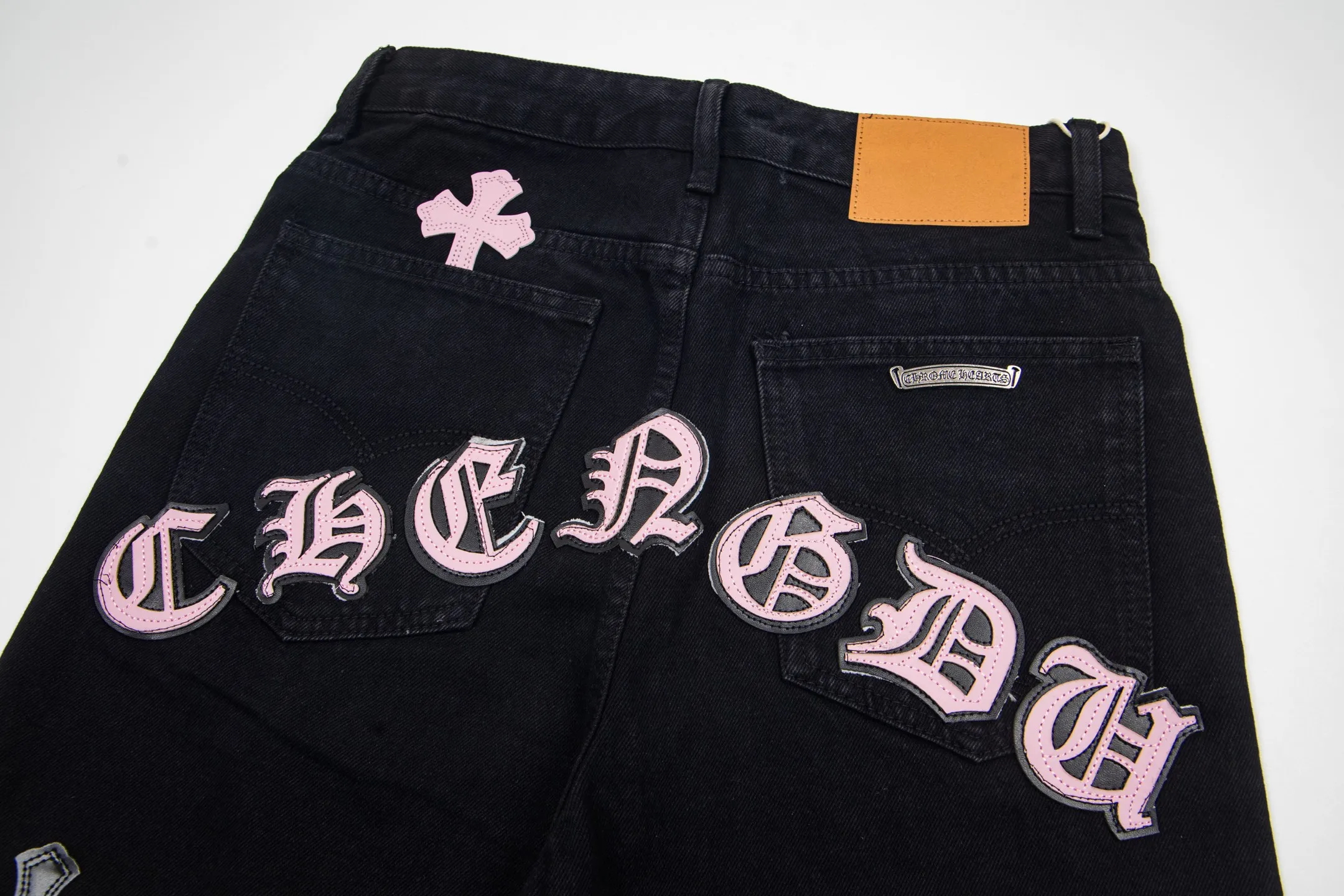 P260 Chrome Hearts Black Pants Sanskrit Black Pink Multi-Leather Jeans CH jeans need to be washed after the finished product is disassembled and then hand-stitched with sheepskin cross leather and then spliced ​​together to complete. The whole piece has too many craftsmanship to explain, patchwork cross flower embellishment, high-waisted washed jeans! ! Absolutely high-end luxury products, god-level single products and super popular products, made with top heavy industry, a must-see magic weapon. Customized hardware. The fabric is thick and soft after washing. It has good breathability. Customized small leather label. Unique design. The details are simple and elegant, and the workmanship is exquisite. The entire trousers are neatly routed and the details are in place! It’s so cool that both men and women can easily control the genderless trend! Style number: 1871# Color: black Size: 28 30 32 34